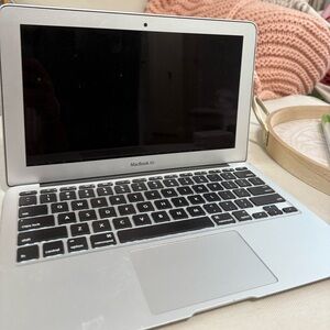 MACBOOK AIR 11 INCH LAPTOP - 2.7GHz TURBO BOOST